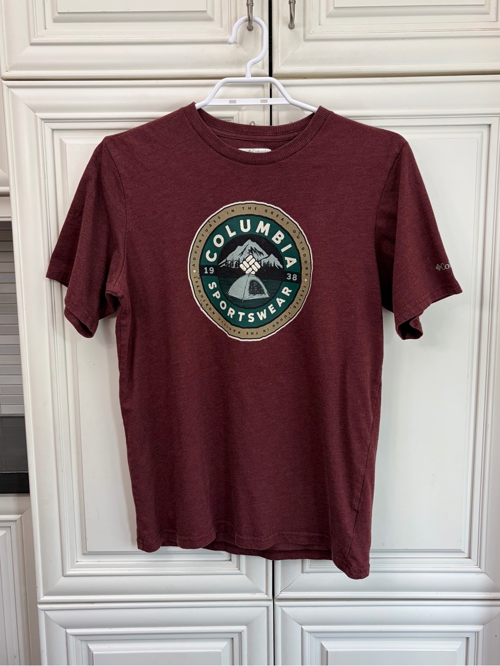 Columbia Brightwoods Basin men’s v-neck athletic t-shirt